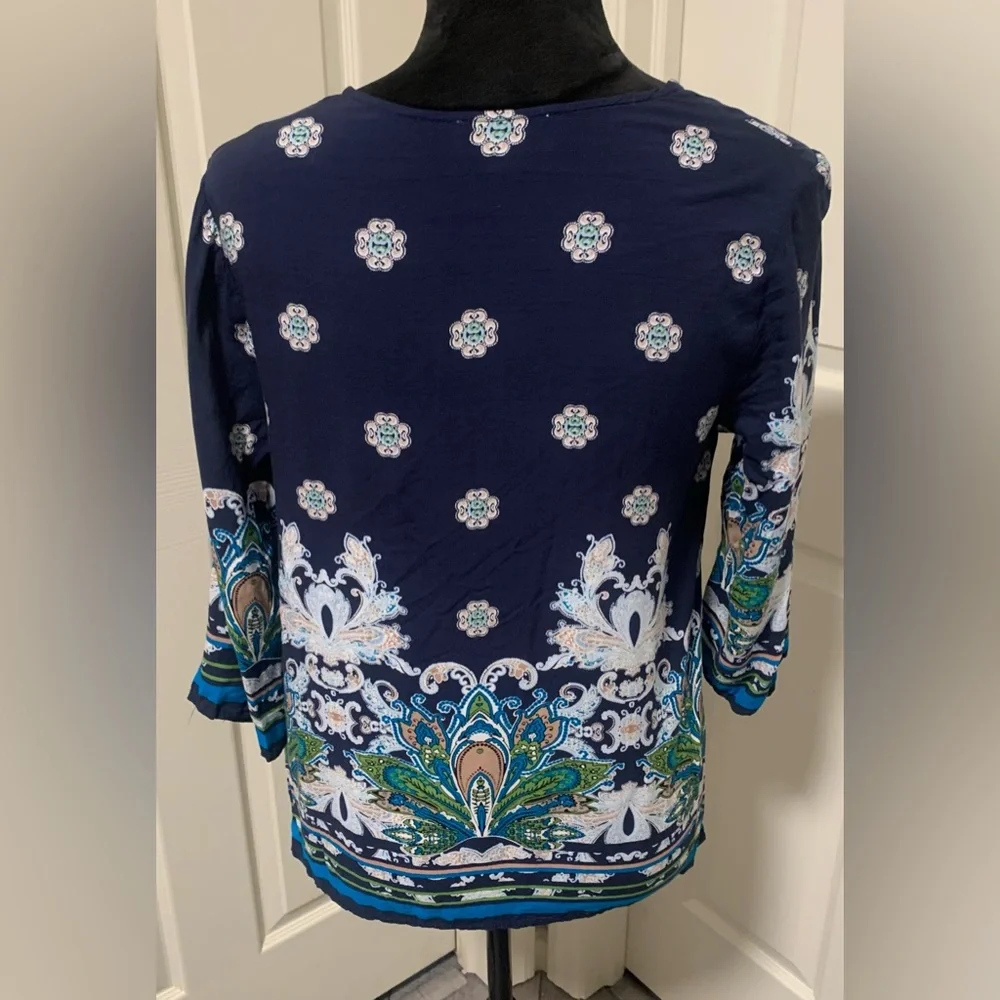 Lucy & Laurel Lightweight Top - Picture 2 of 5